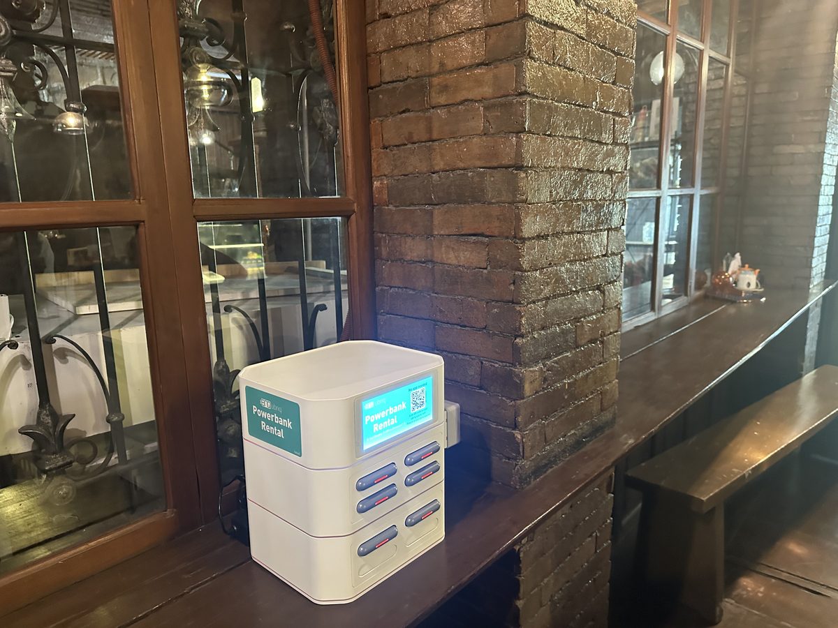 Ubriq station at a partner café
