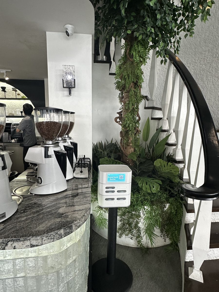 Ubriq station at a partner café
