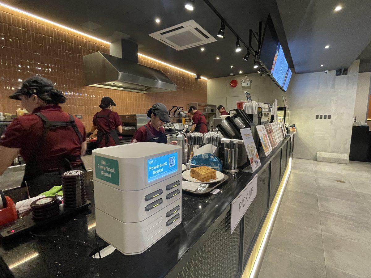 Ubriq station at a partner café